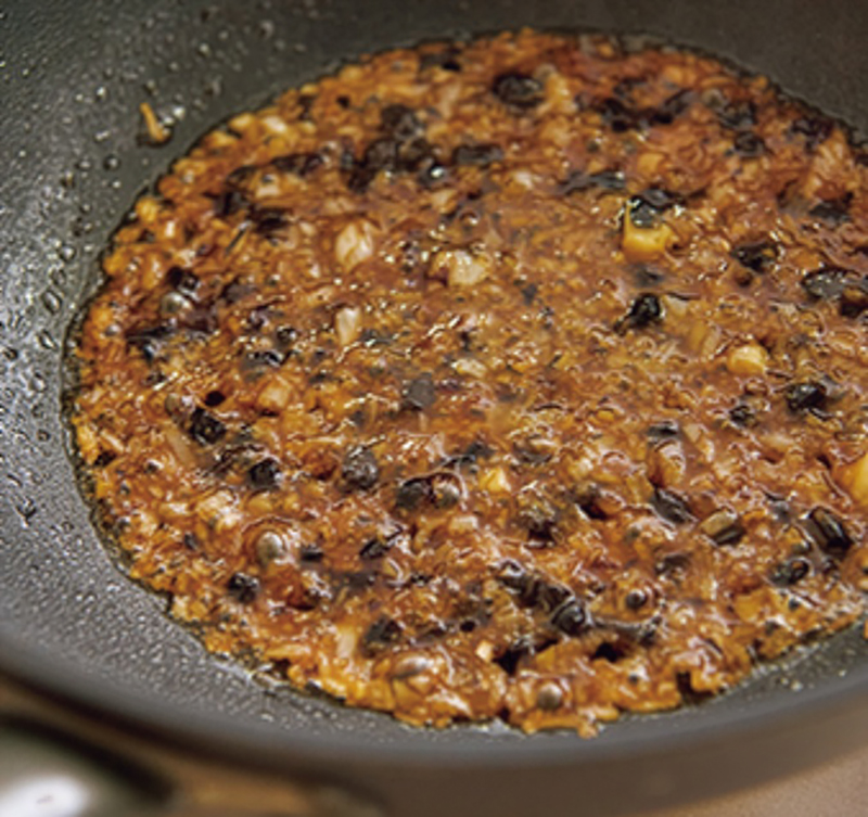 香りが立つまで炒め、調味料でのばす