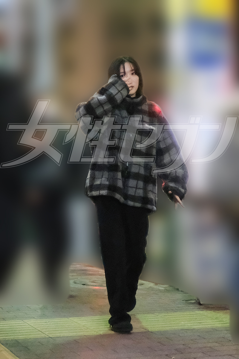 顔を手で覆い隠す永野（2026年1月）