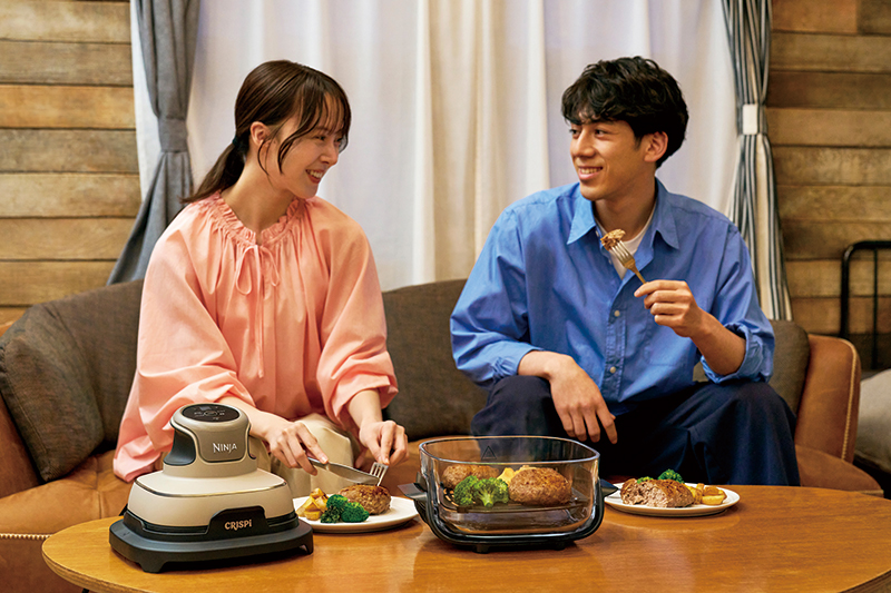 調理後、ガラスコンテナのまま食卓に出すこともできる。オリジナルレシピを記載したレシピブック付きで、ブランドサイトでは現在約60種類のレシピを公開中。さらに、今春までに約100種類のラインアップを見込んでいる