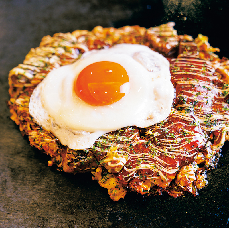 いか、豚肉、牛スジ、こんにゃくと人気のトッピングが大集結した『大阪焼 あじくらやスペシャル』（1940円）。赤彩卵の目玉焼きも美しい