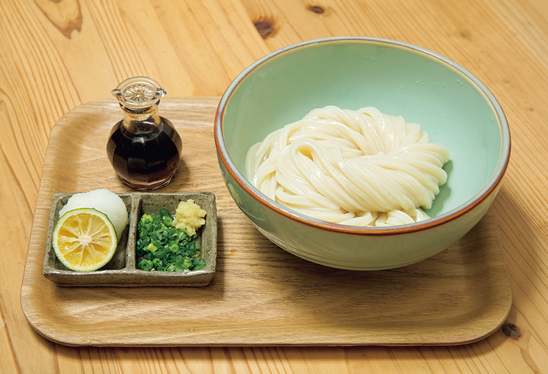 『生じょう油』（900円）。香川のしょうゆにすだち、大根おろし、しょうが、青ねぎをトッピングし、すだちの爽やかな酸味が食欲をそそる