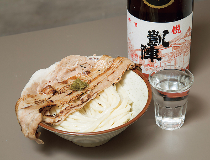 『ABURI』（1050円）。宮崎ブランドポークを使用。香ばしい炙りの豚バラ肉にゆずこしょうがアクセント。こだわりの日本酒とも相性抜群