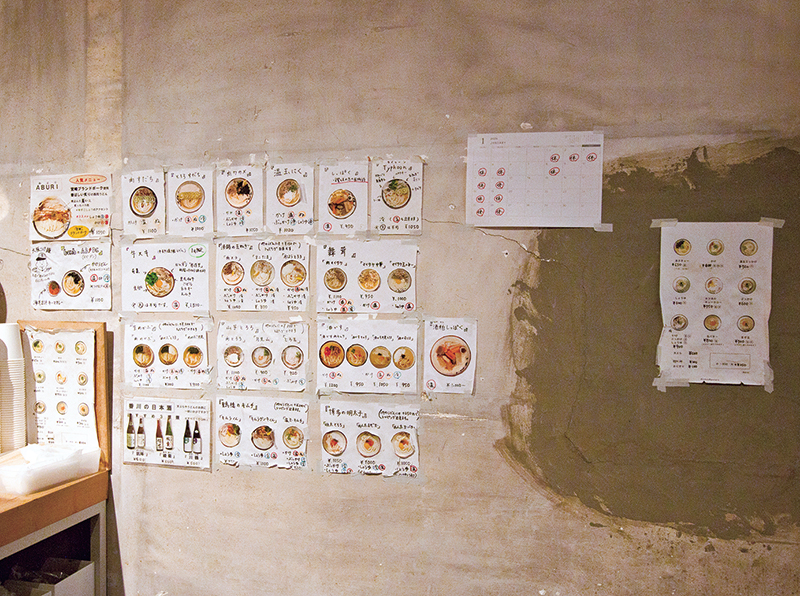 壁を埋め尽くすメニュー
