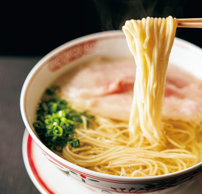 ストレートの細麺がスープに絡んで絶品。「美食家が虜になる幻の一杯です。ぼくも衝撃を受け、ラーメンの概念が変わりました」（遠藤さん）