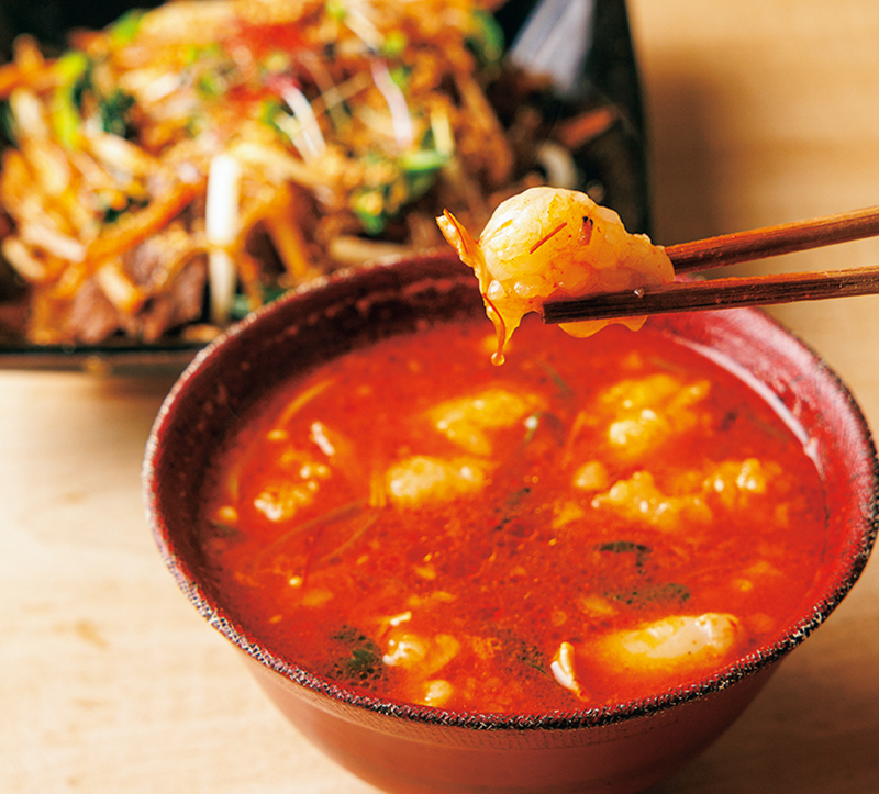 焼肉の名店からは新鮮なホルモンを。『焼肉pomul 牛スジ入りチャプチェ』（1000円）と『京洛焼肉ぽめのホルモンのお椀（韓国風）』（1100円）