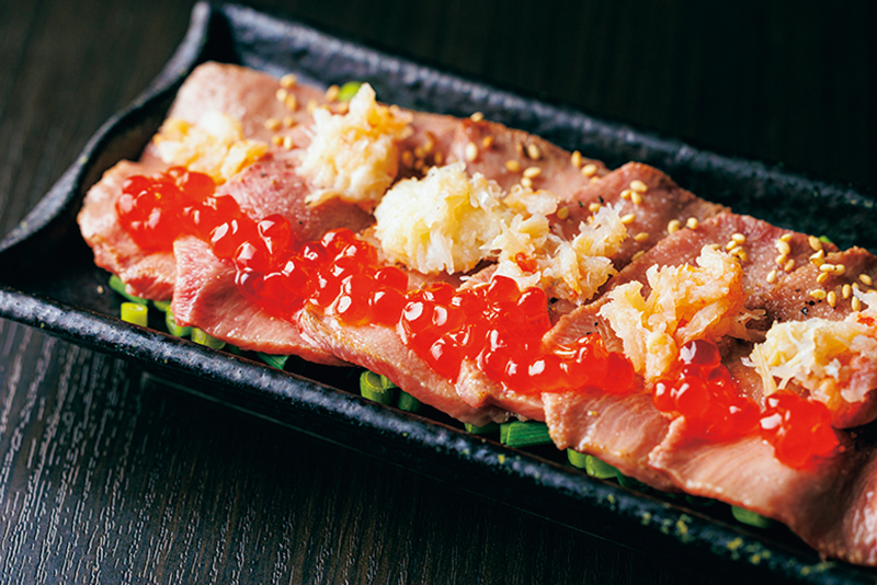 『炙りタン刺し』（2255円）（撮影／深澤慎平）