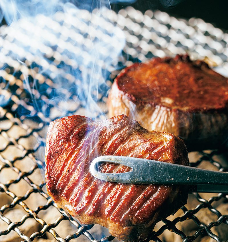 約2cmの厚みがある『極厚タン』（撮影／深澤慎平）