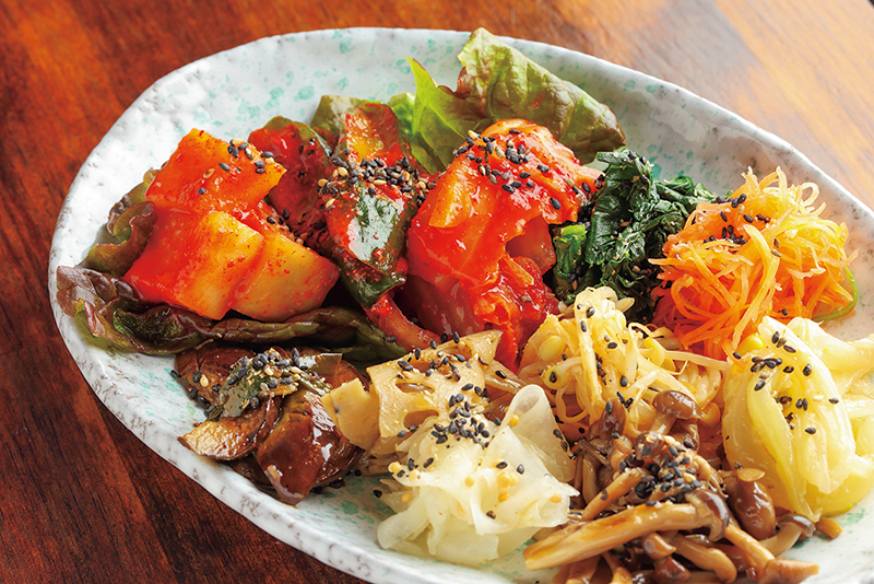 『キムチとナムル盛り』（1500円）（撮影／菅井淳子）