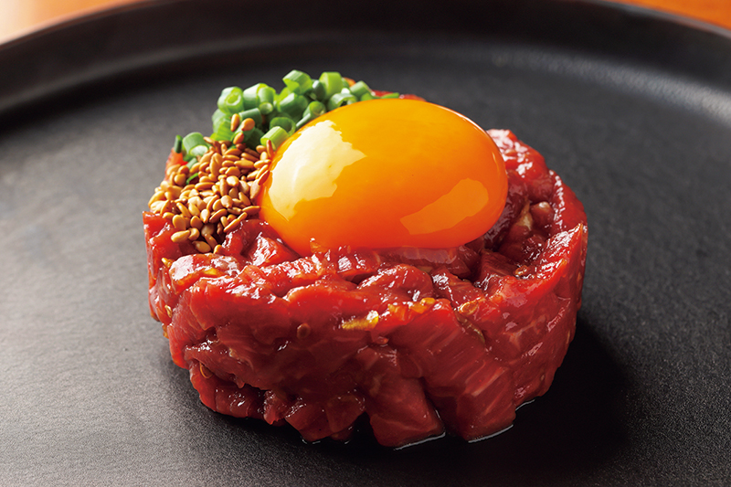 『至極の赤身ユッケ』（4950円）（撮影／菅井淳子）