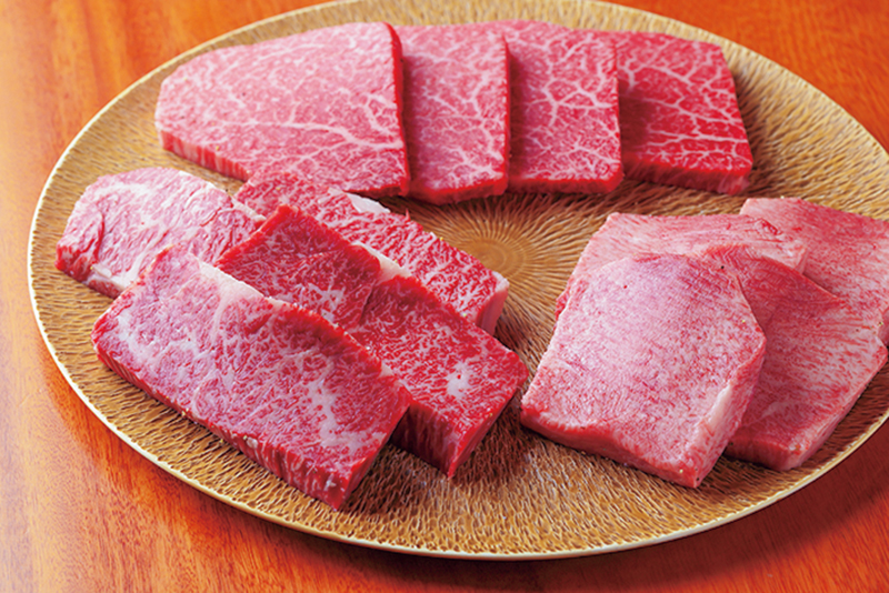 上から時計回りに、シャトーブリアン（9900円／2枚）、黒タン 厚切りタン元（3850円／1枚）、厚切り和牛塩ハラミ（4400円／2枚）（撮影／菅井淳子）