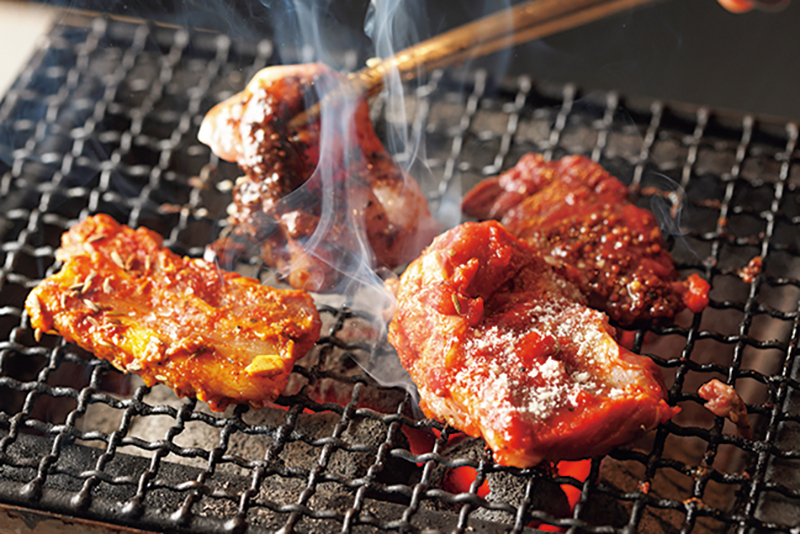 『スパイスミートセット（チキン、ラム、ポーク、蝦夷鹿）』（2480円）（撮影／菅井淳子）