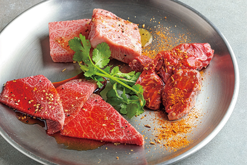 『ビーフセット（上ハラミ、和牛イチボ、和牛ロース）』（2480円）（撮影／菅井淳子）