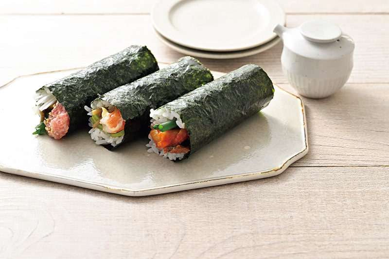 左から、<br />「たたきまぐろ×青じそ×ザーサイ×白髪ねぎ×白ごま」、「ボイルえび×きんぴらごぼう×アボカド×マヨネーズ」「さんまのかば焼き缶×キムチ×万能ねぎ」