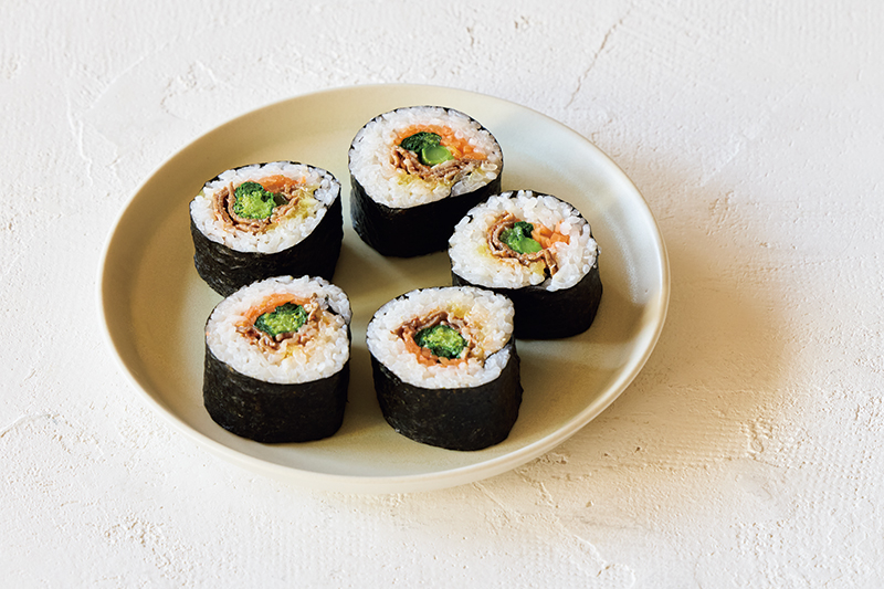 「ピリ辛牛肉と菜の花の巻き寿司」