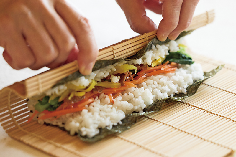奥のご飯にくっつけるように一気に巻く
