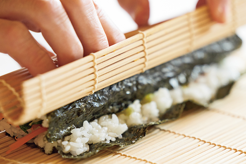 ひと巻きしたら、全体をつかんで締める