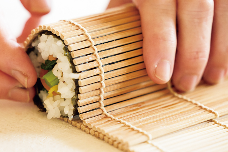 巻きすをかぶせて全体をしっかり押さえる