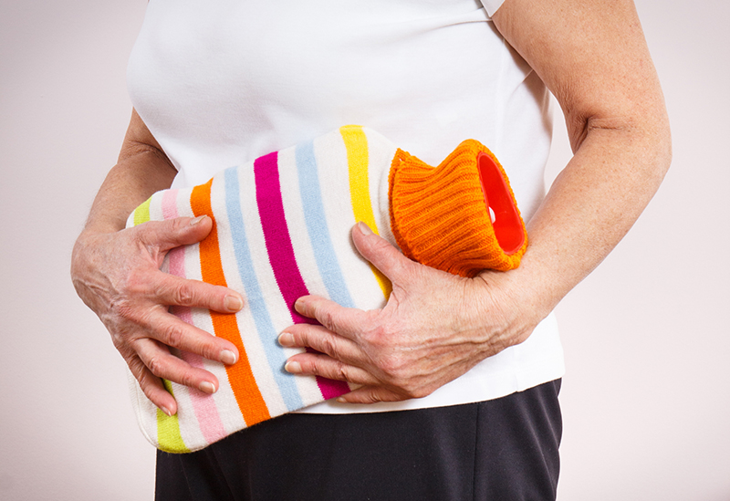 お腹を温めることに徹する（写真／PIXTA）