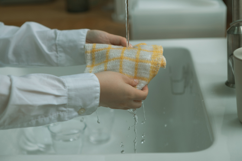 濡れたふきんを押し付けた（写真／PIXTA）