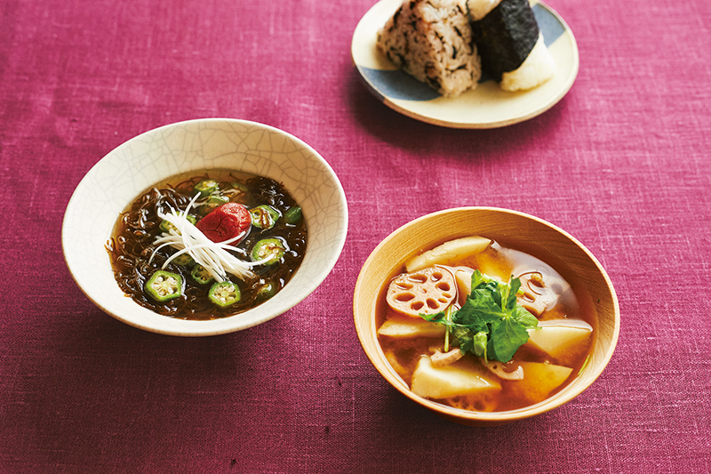 「おくらとコーンのスープ」（左）と「おくらともずくのねばねば梅スープ」（右）