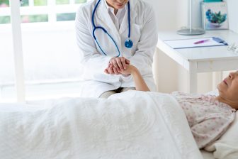 《「痛くない死に方」を迎えるには…》医師や看取りのプロが語る終末期の現在地「適切な緩和ケアを…