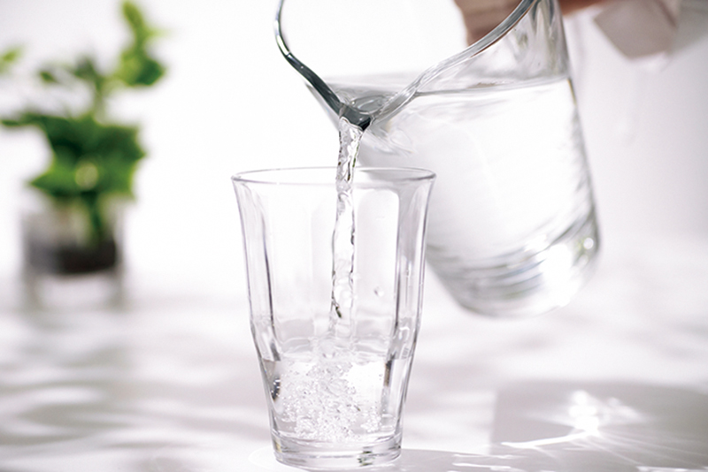 寝る前にコップ1杯の水を飲むことを習慣に（写真／PIXTA）