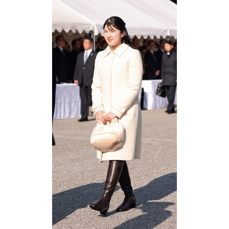 中学生の頃から愛用するコート＆バッグ（2025年1月皇宮警察の年頭視閲式にて）（撮影／JMPA）