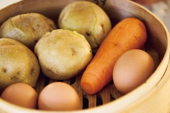 《ウー・ウェンさんが教えるご慈愛レシピ》野菜の旨みや甘みが際立つ！丸ごと蒸し料理レシピ3つと…