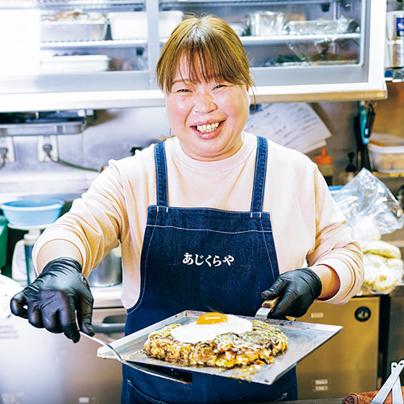 「あじくらや」店長・田中美江さん「甘めのソースでめっちゃうまいよ！」