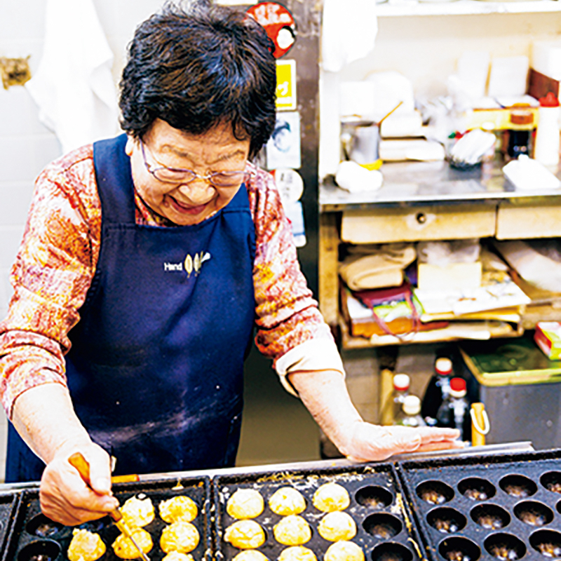 21才の頃から店を始め、89才のいまも現役でたこ焼きを焼く
