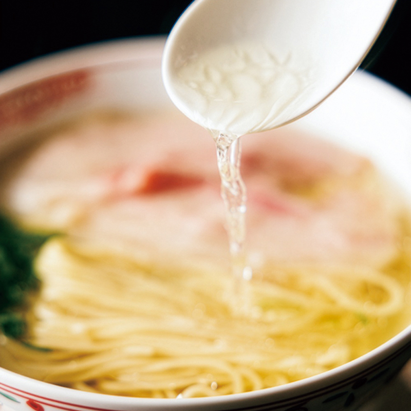 この日は『豚清湯の塩ラーメン』（2500円）。長野と滋賀のブランド豚を使い、化学調味料不使用、無添加で仕込む