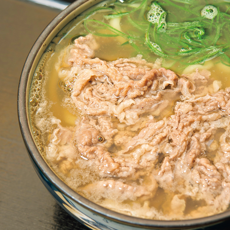 『肉うどん』（1500円）。国産和牛をだしと濃口しょうゆ、砂糖と酒で甘辛く味つけし、たっぷりトッピング