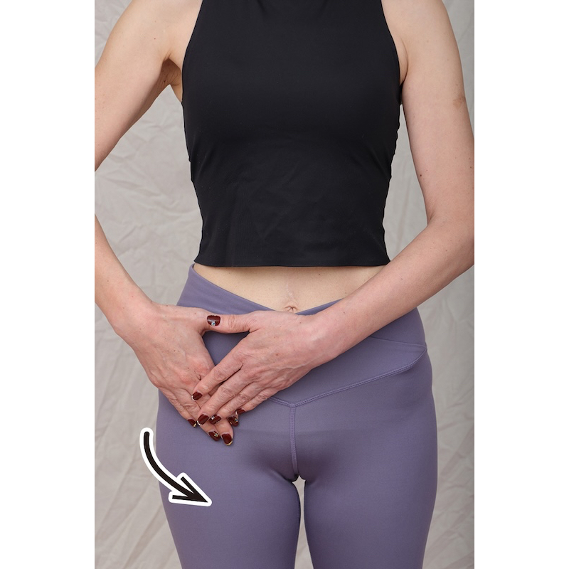 そけい部を上から下へさすり、老廃物をリンパ節へ流す