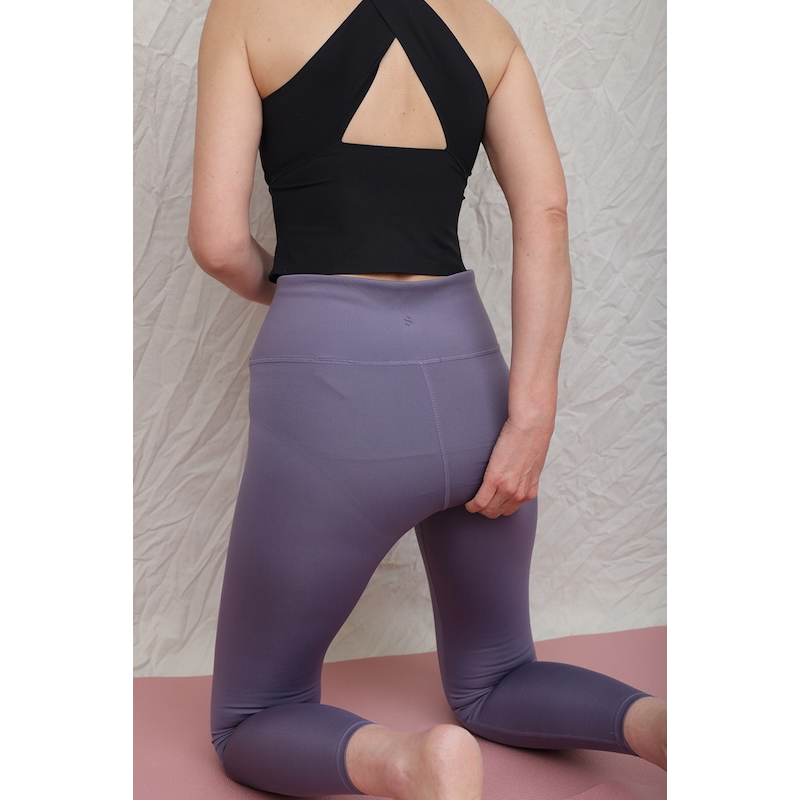 右の坐骨下あたりを右手でつまんで圧を3秒かける