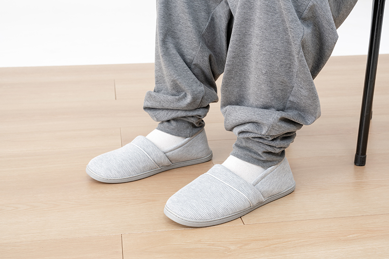 しゃがんでも床に触れない