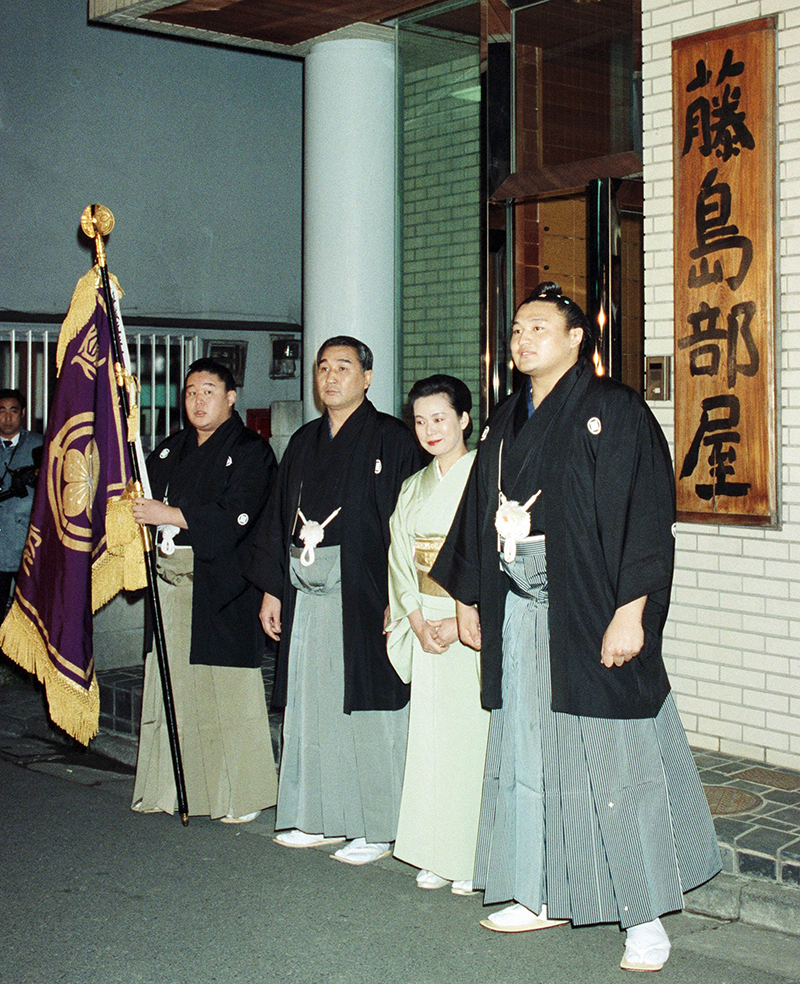 「最強軍団」と呼ばれた藤島部屋。左から若乃花（虎上）、先代親方、紀子さん、貴乃花