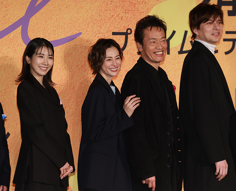 映画の共演者と笑顔で写真におさまる米倉（2026年2月）