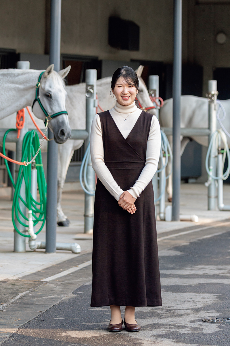 ＜キャプ＞プリンセスの誕生日は白馬とともに（2022年12月愛子さま21才のバースデーショット）（写真／宮内庁提供）