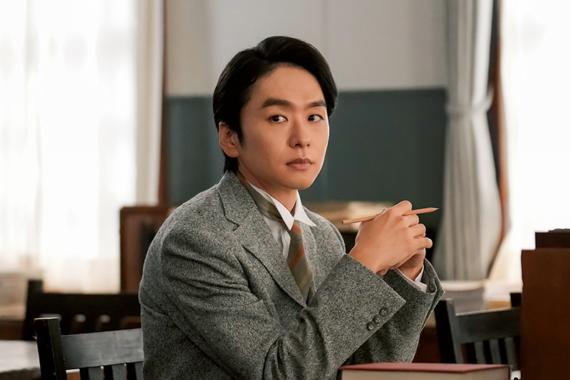 ヘブンの同僚教師・作山（橋本淳）（写真／NHK提供）