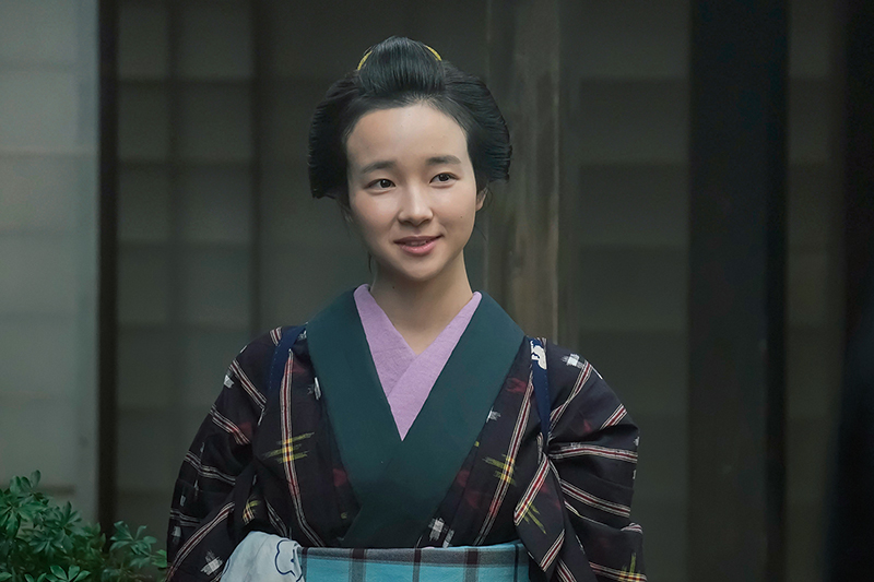 松野家の女中・クマ（夏目透羽）（写真／NHK提供）