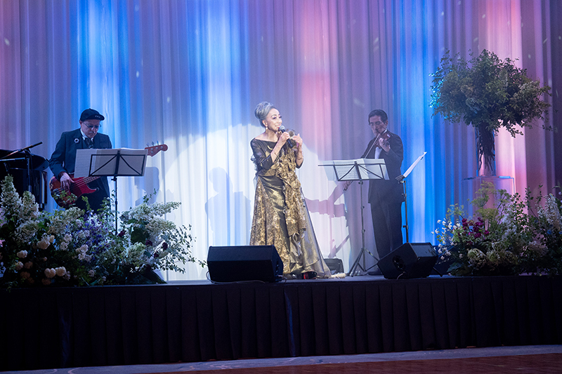 昨年5月、80才のお祝いとタキ・オフィス設立50周年のパーティーでシャンソンを披露