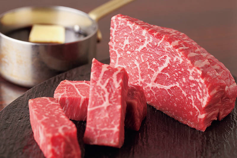 赤身を豪快に使った厚切りの『赤身ロック』（コースのみ提供）（写真提供／にくがとう）