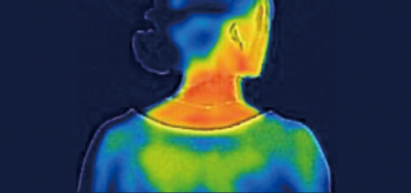 磁気の力で血行促進！磁気ネックレスをつけた人のサーモグラフィー。※個人差があります（資料提供／コラントッテ）