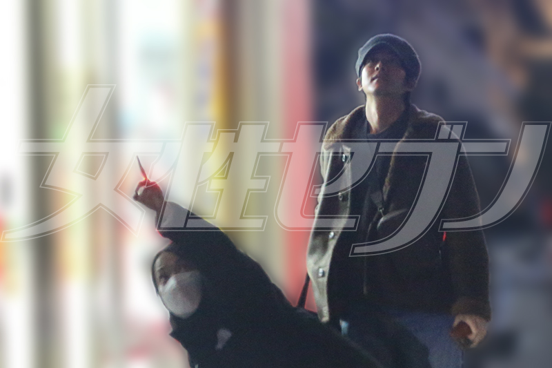 空を指差す戸田（2026年1月）