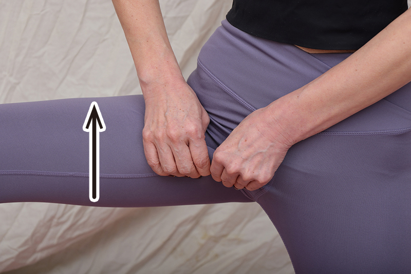 指の位置をお尻の方向へ2cmほど移動させ、揺らす