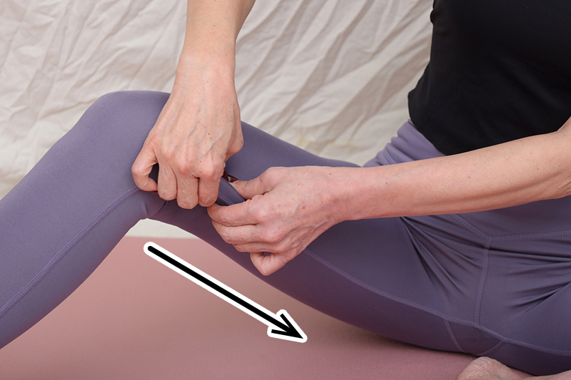 右ひざの内側に両手の指で3秒圧をかける