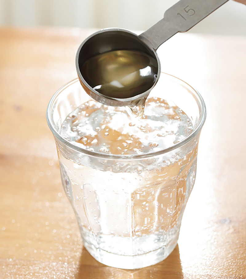 食前の酢大さじ1杯でやせやすい体に（撮影／菅井淳子）