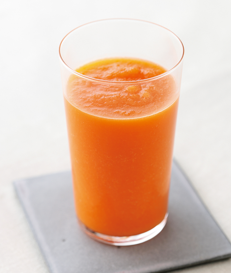 ビタミン＆ミネラルをたっぷりチャージ！「にんじんりんごジュース」（撮影／菅井淳子）