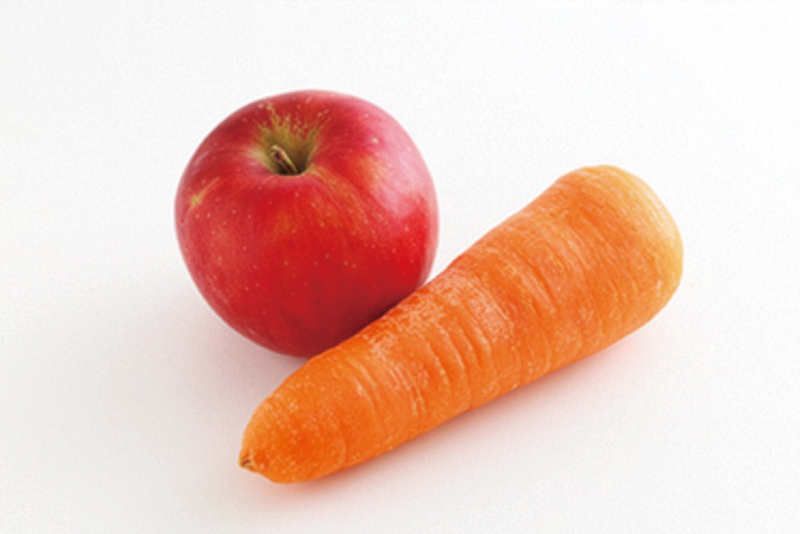 にんじん2本とりんご1個をジューサーに（撮影／菅井淳子）