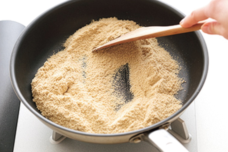 油は使わず、弱火で4～5分乾煎りする（撮影／菅井淳子）